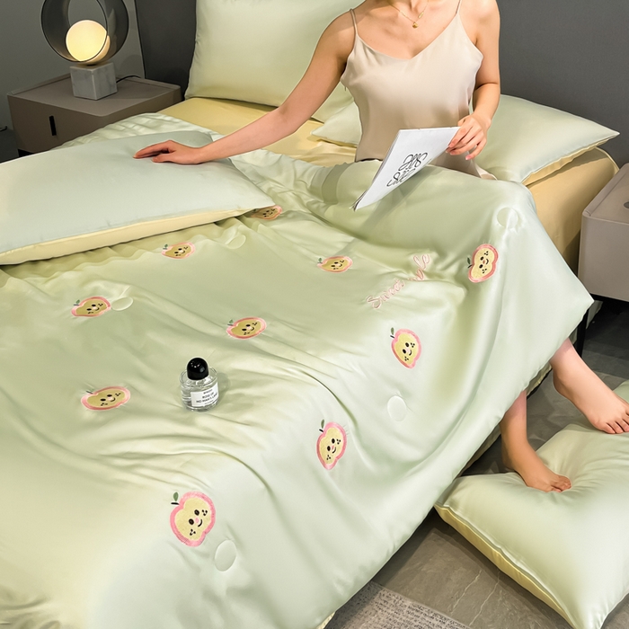 91家纺网 家纺一手货源 找家纺 如一 2025新款精绣系列水洗冰丝夏被四件套 小苹果-绿米