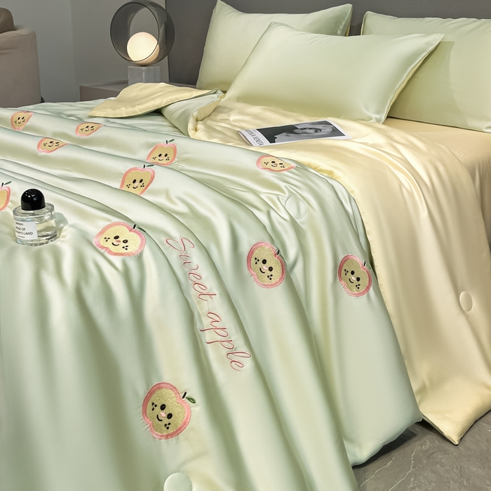 91家纺网 家纺一手货源 找家纺 如一 2025新款精绣系列水洗冰丝夏被四件套 小苹果-绿米
