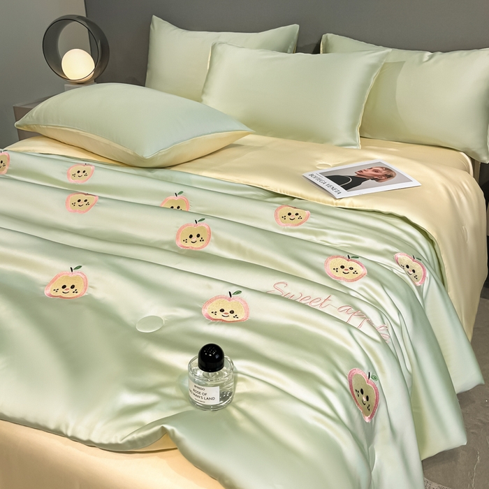 91家纺网 家纺一手货源 找家纺 如一 2025新款精绣系列水洗冰丝夏被四件套 小苹果-绿米