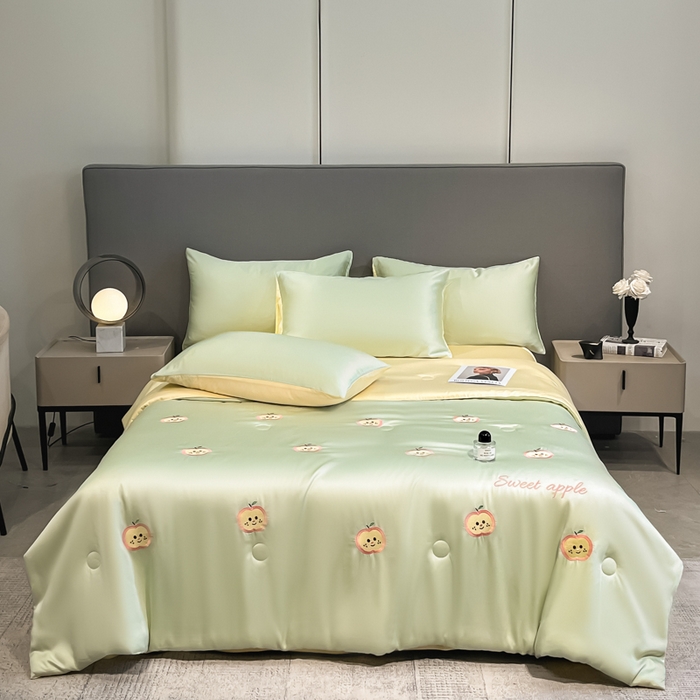 91家纺网 家纺一手货源 找家纺 如一 2025新款精绣系列水洗冰丝夏被四件套 小苹果-绿米