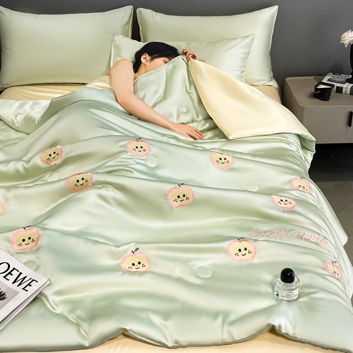 91家纺网 家纺一手货源 找家纺 如一 2025新款精绣系列水洗冰丝夏被四件套 小苹果-绿米