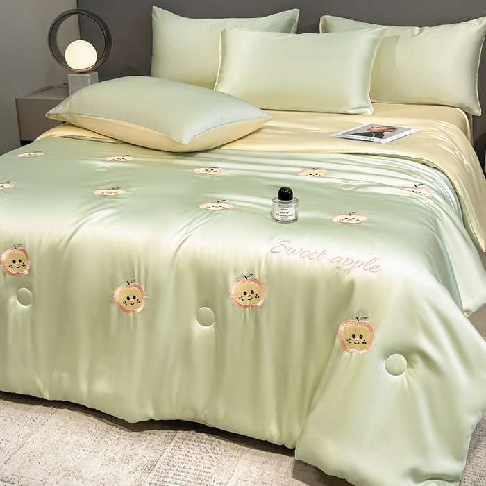 91家纺网 家纺一手货源 找家纺 如一 2025新款精绣系列水洗冰丝夏被四件套 小苹果-绿米
