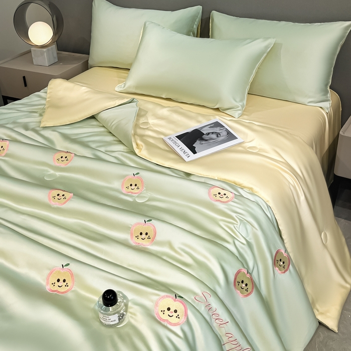 91家纺网 家纺一手货源 找家纺 如一 2025新款精绣系列水洗冰丝夏被四件套 小苹果-绿米