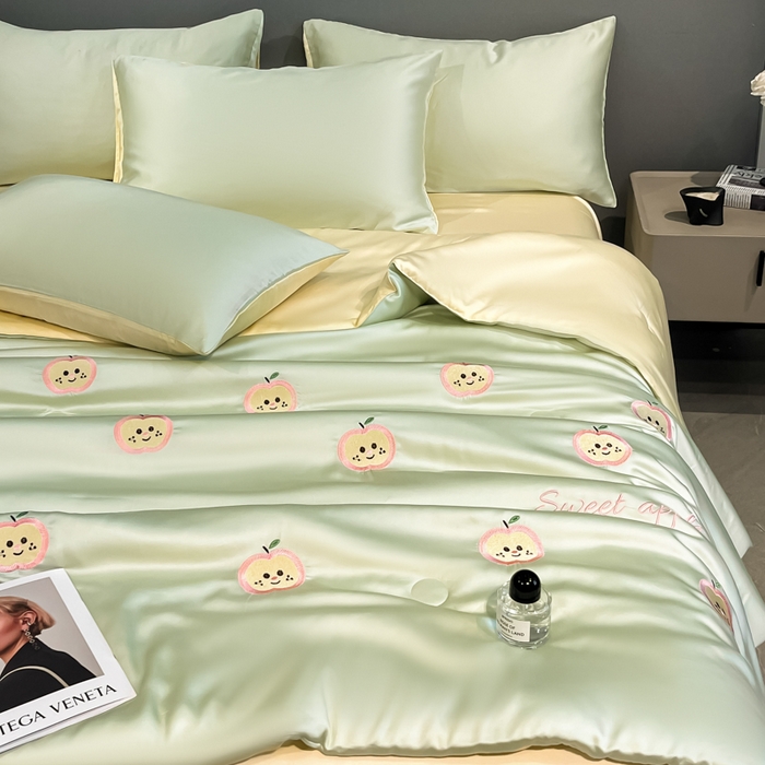 91家纺网 家纺一手货源 找家纺 如一 2025新款精绣系列水洗冰丝夏被四件套 小苹果-绿米