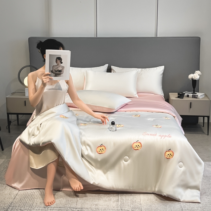 91家纺网 家纺一手货源 找家纺 如一 2025新款精绣系列水洗冰丝夏被四件套 小苹果-奶白粉
