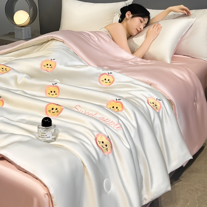 91家纺网 家纺一手货源 找家纺 如一 2025新款精绣系列水洗冰丝夏被四件套 小苹果-奶白粉