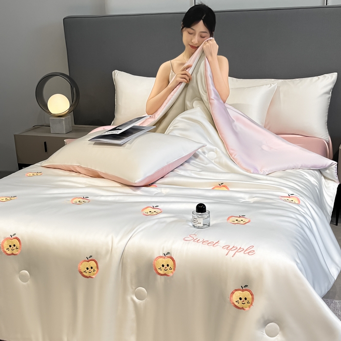 91家纺网 家纺一手货源 找家纺 如一 2025新款精绣系列水洗冰丝夏被四件套 小苹果-奶白粉