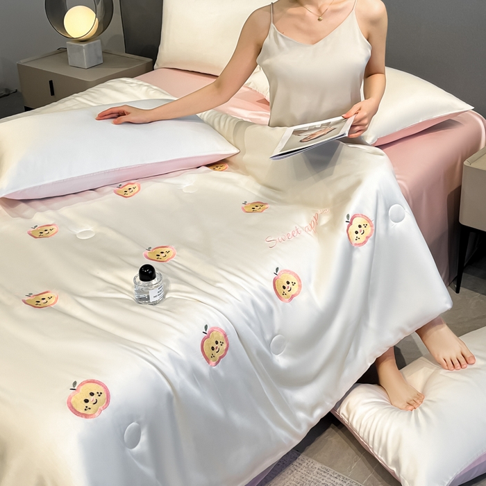 91家纺网 家纺一手货源 找家纺 如一 2025新款精绣系列水洗冰丝夏被四件套 小苹果-奶白粉