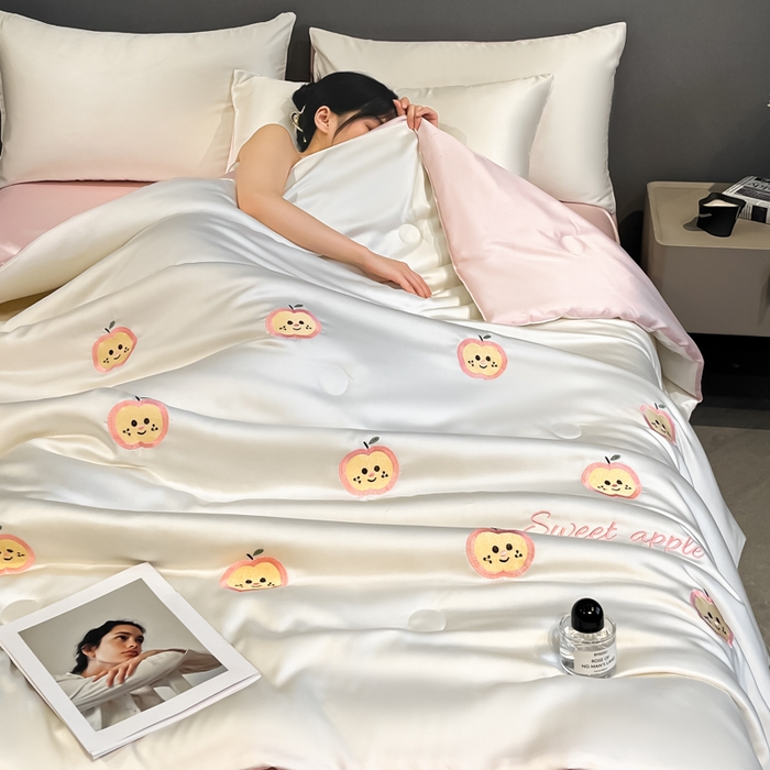 91家纺网 家纺一手货源 找家纺 如一 2025新款精绣系列水洗冰丝夏被四件套 小苹果-奶白粉