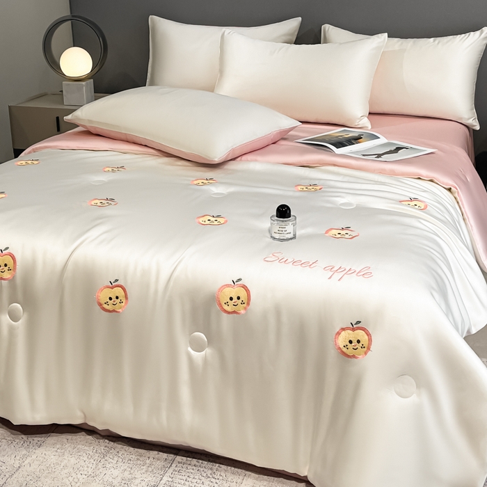 91家纺网 家纺一手货源 找家纺 如一 2025新款精绣系列水洗冰丝夏被四件套 小苹果-奶白粉