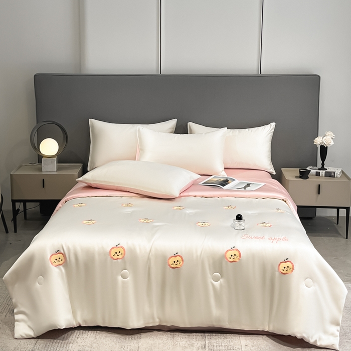 91家纺网 家纺一手货源 找家纺 如一 2025新款精绣系列水洗冰丝夏被四件套 小苹果-奶白粉