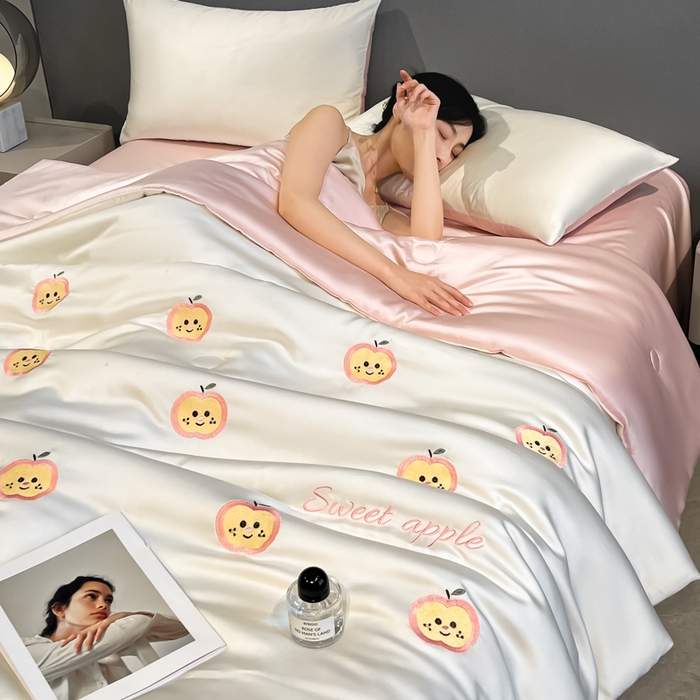 91家纺网 家纺一手货源 找家纺 如一 2025新款精绣系列水洗冰丝夏被四件套 小苹果-奶白粉