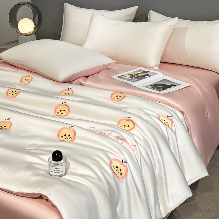 91家纺网 家纺一手货源 找家纺 如一 2025新款精绣系列水洗冰丝夏被四件套 小苹果-奶白粉