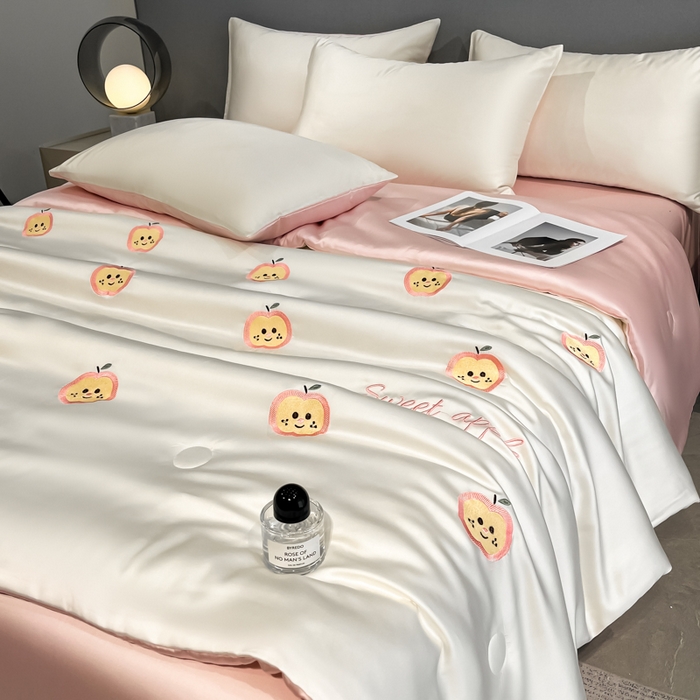 91家纺网 家纺一手货源 找家纺 如一 2025新款精绣系列水洗冰丝夏被四件套 小苹果-奶白粉