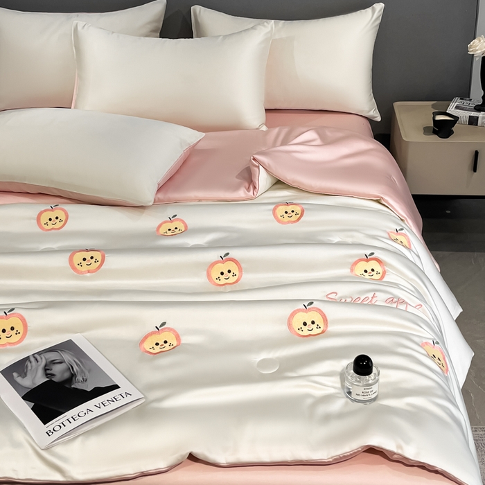 91家纺网 家纺一手货源 找家纺 如一 2025新款精绣系列水洗冰丝夏被四件套 小苹果-奶白粉