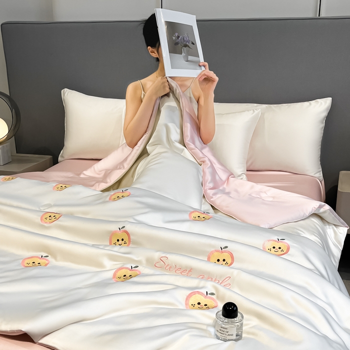 91家纺网 家纺一手货源 找家纺 如一 2025新款精绣系列水洗冰丝夏被四件套 小苹果-奶白粉