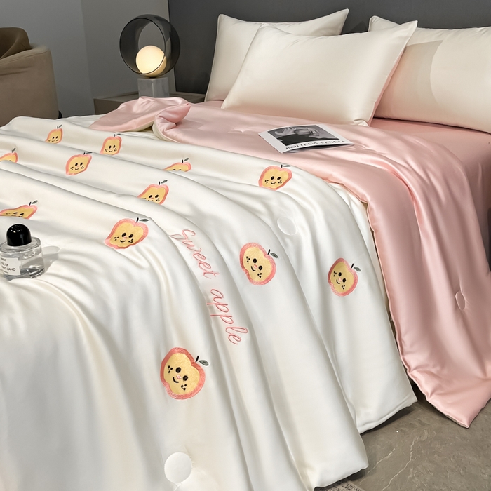 91家纺网 家纺一手货源 找家纺 如一 2025新款精绣系列水洗冰丝夏被四件套 小苹果-奶白粉