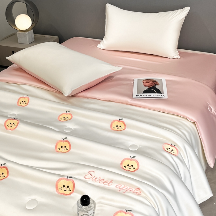 91家纺网 家纺一手货源 找家纺 如一 2025新款精绣系列水洗冰丝夏被四件套 小苹果-奶白粉