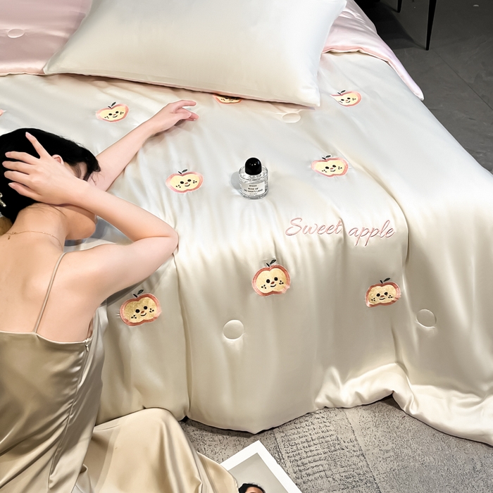 91家纺网 家纺一手货源 找家纺 如一 2025新款精绣系列水洗冰丝夏被四件套 小苹果-奶白粉