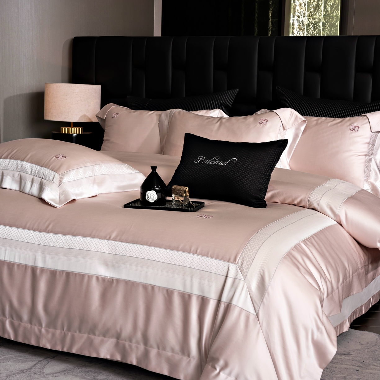 91家纺网 家纺一手货源 找家纺 时亿家居 2025新款天丝棉绣花四件套-臻品系列 臻品-粉