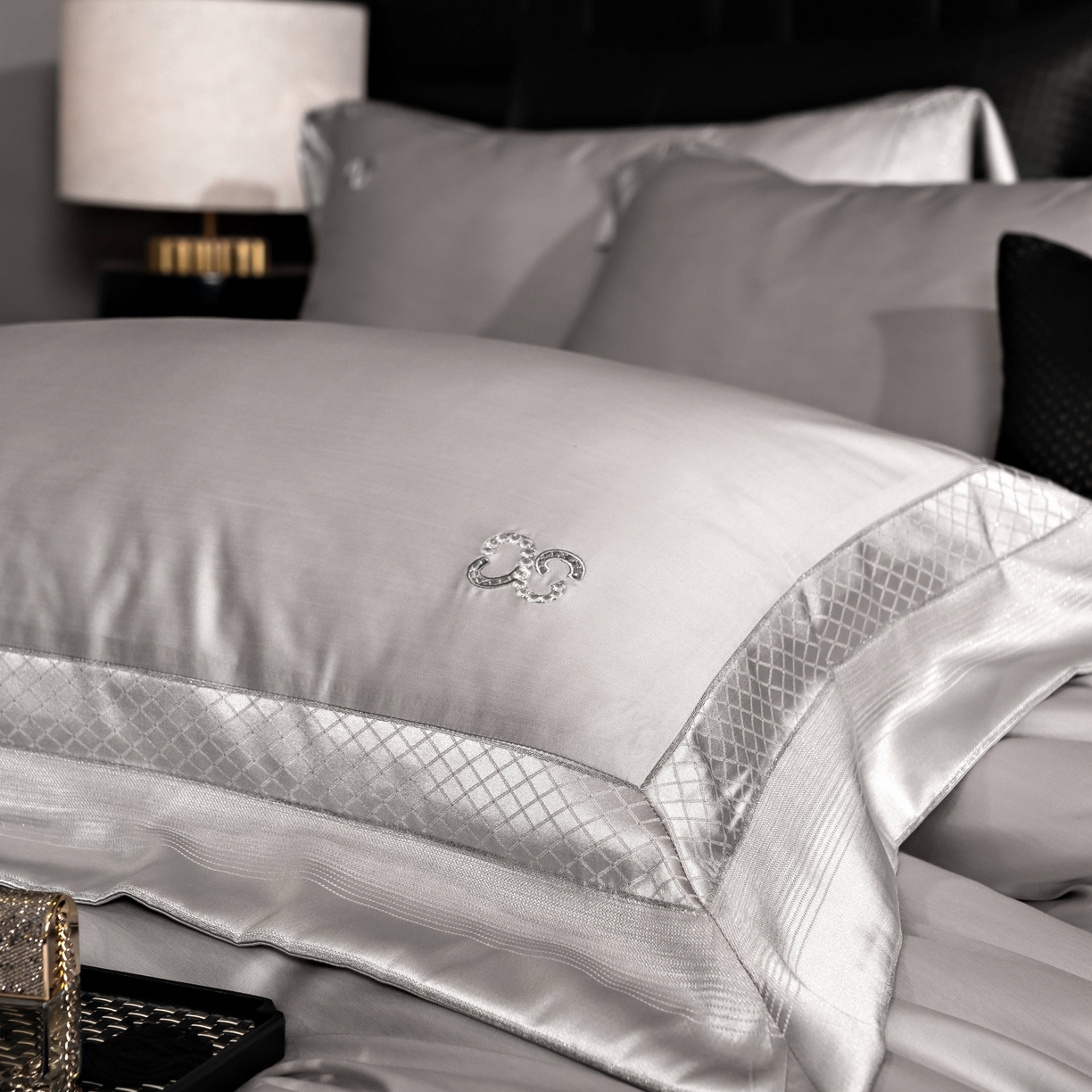 91家纺网 家纺一手货源 找家纺 时亿家居 2025新款天丝棉绣花四件套-臻品系列 臻品-灰