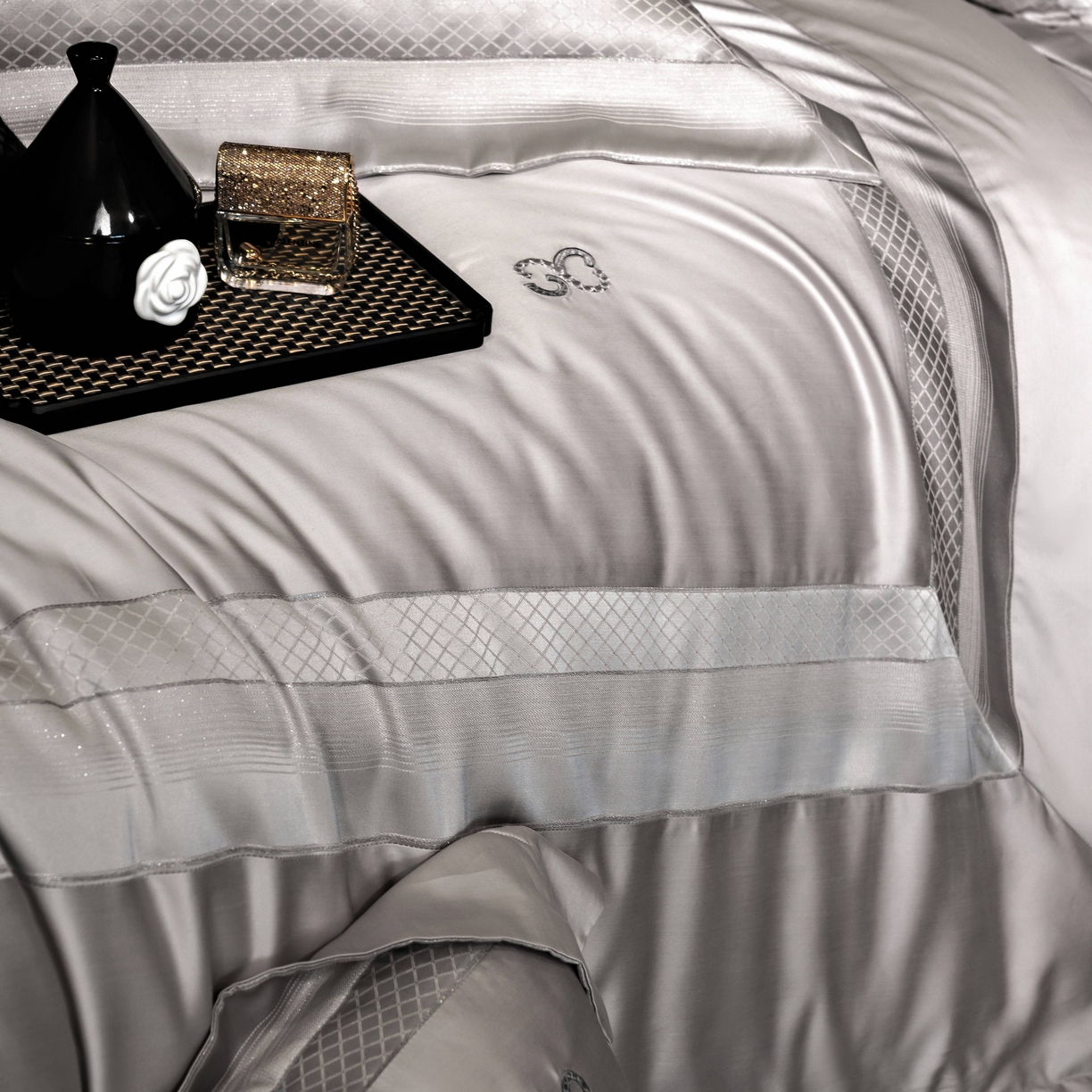 91家纺网 家纺一手货源 找家纺 时亿家居 2025新款天丝棉绣花四件套-臻品系列 臻品-灰