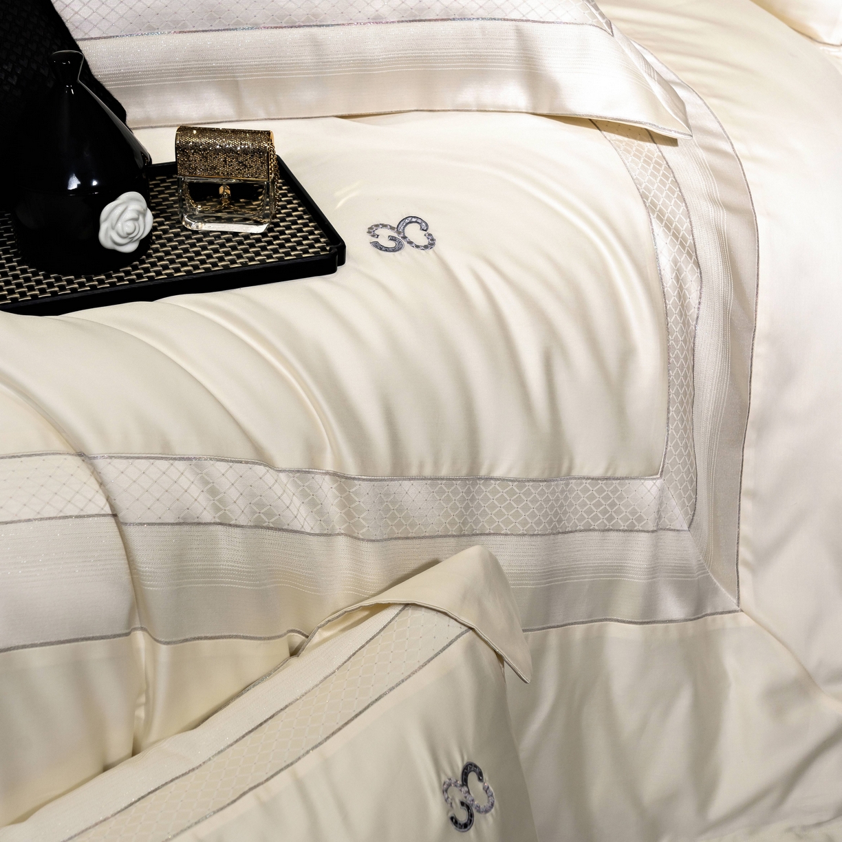 91家纺网 家纺一手货源 找家纺 时亿家居 2025新款天丝棉绣花四件套-臻品系列 臻品-白