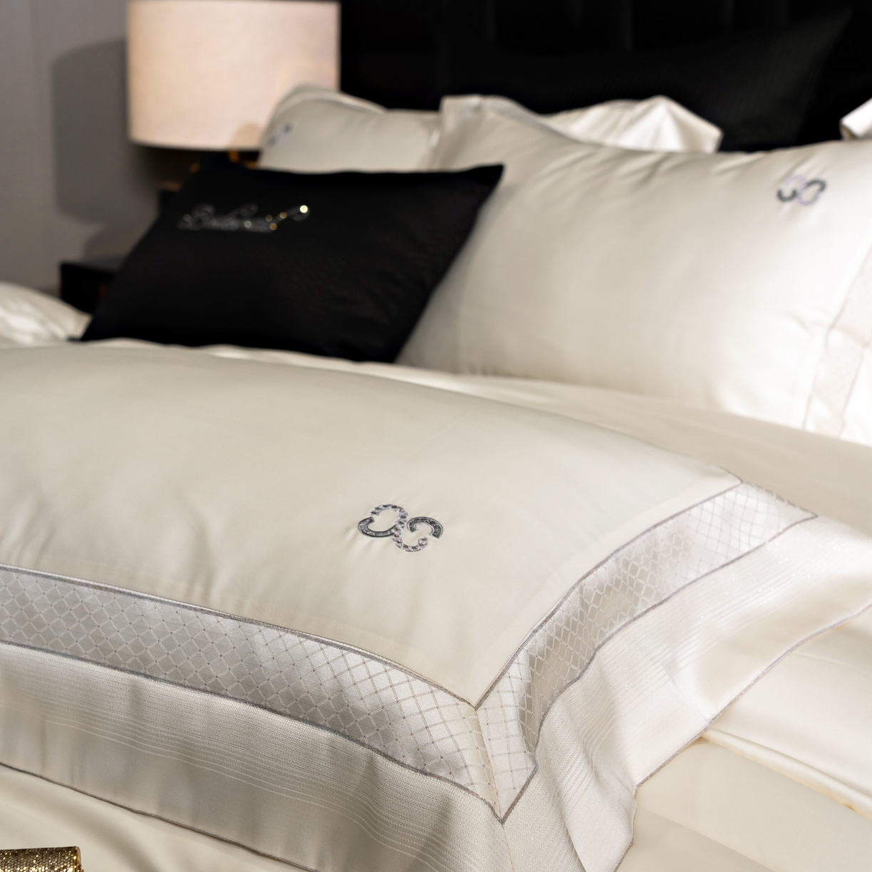 91家纺网 家纺一手货源 找家纺 时亿家居 2025新款天丝棉绣花四件套-臻品系列 臻品-白