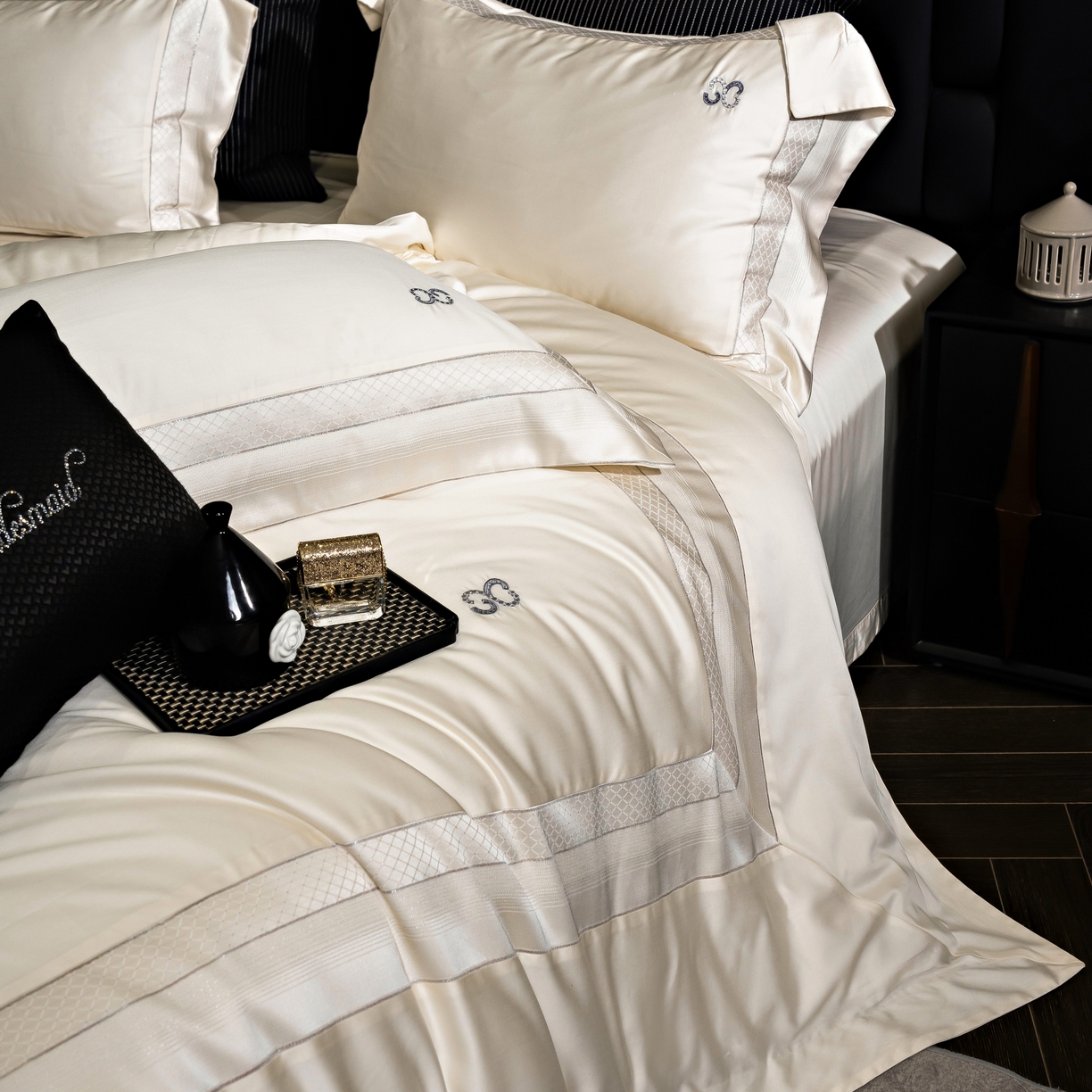 91家纺网 家纺一手货源 找家纺 时亿家居 2025新款天丝棉绣花四件套-臻品系列 臻品-白