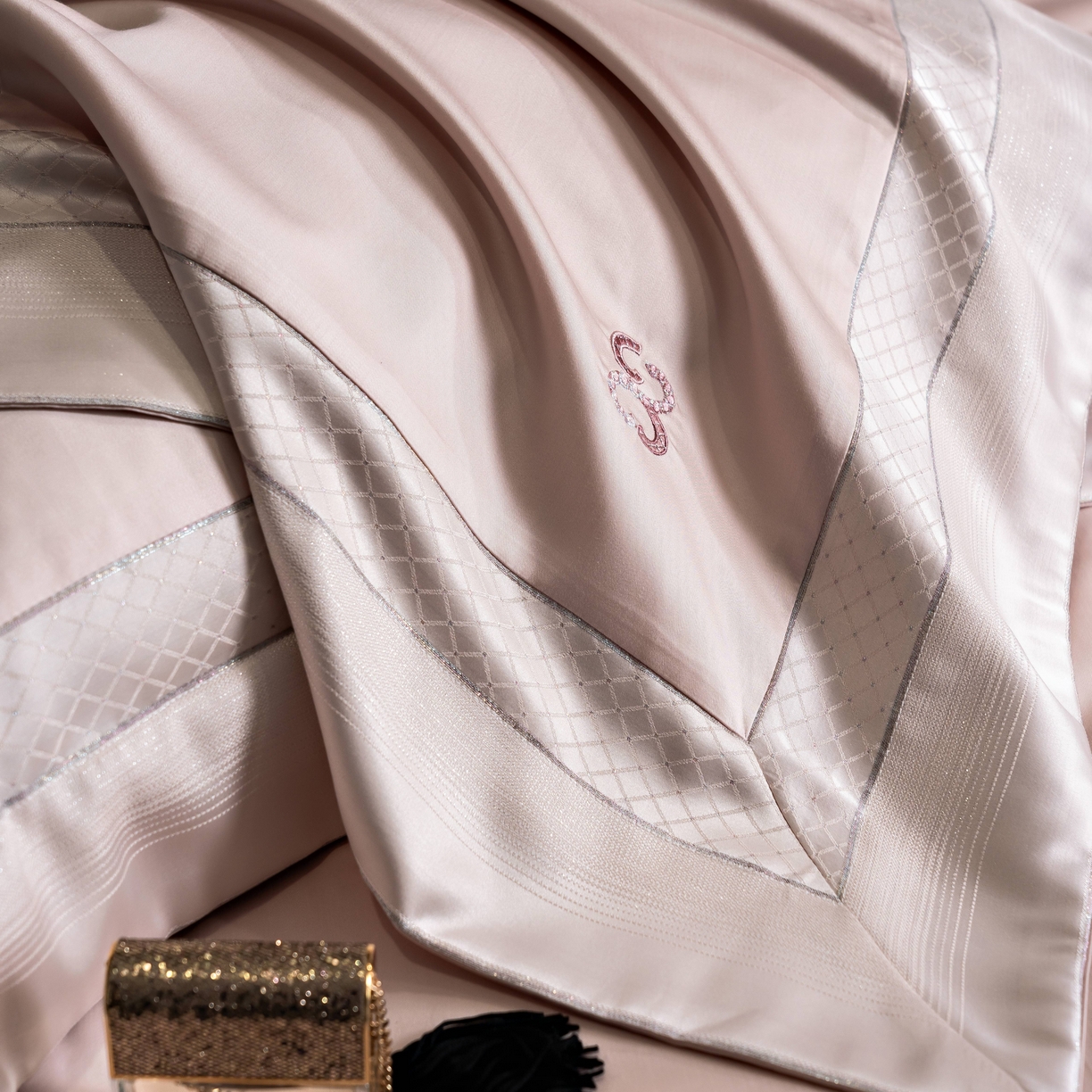 91家纺网 家纺一手货源 找家纺 时亿家居 2025新款天丝棉绣花四件套-臻品系列 臻品-粉