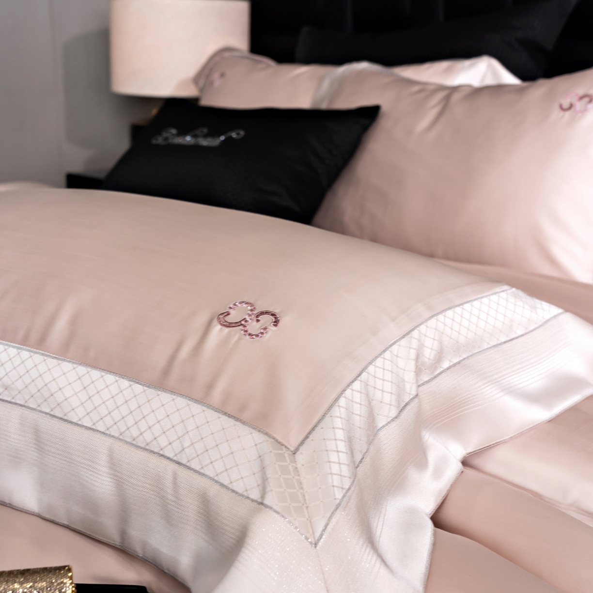 91家纺网 家纺一手货源 找家纺 时亿家居 2025新款天丝棉绣花四件套-臻品系列 臻品-粉