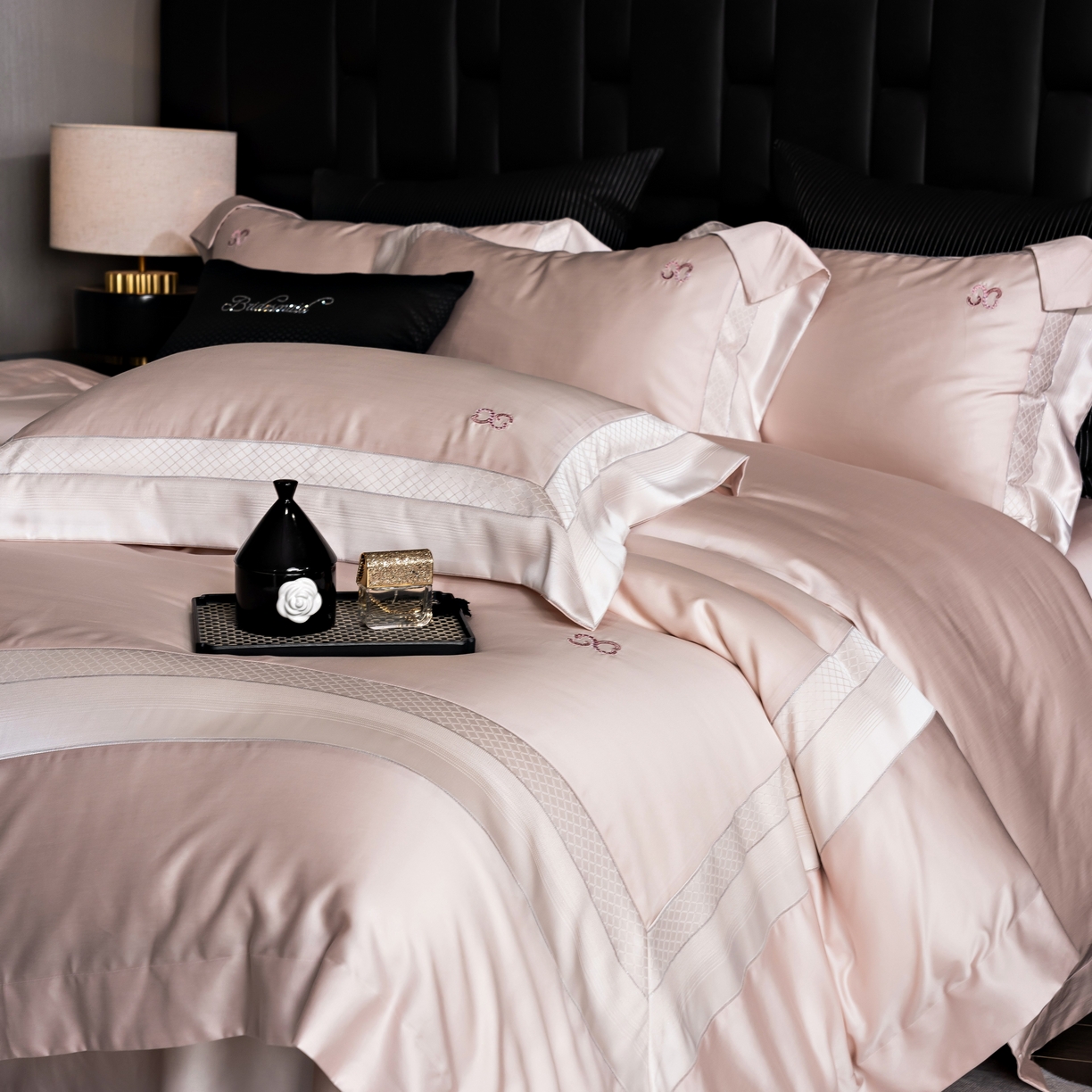 91家纺网 家纺一手货源 找家纺 时亿家居 2025新款天丝棉绣花四件套-臻品系列 臻品-粉