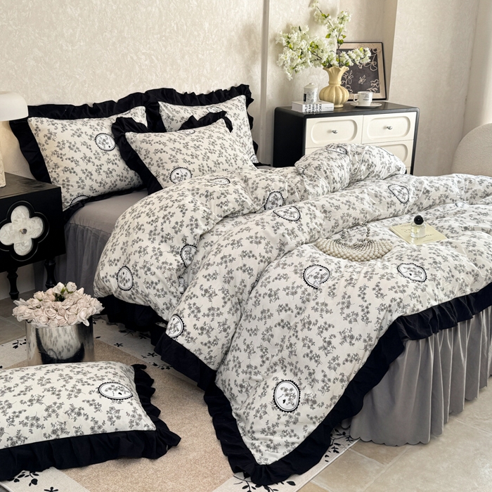 91家纺网 家纺一手货源 找家纺 上尚居 2025新款法式花边赫本风印花云朵棉四件套 澜音花香