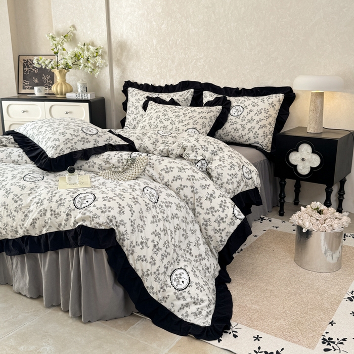 91家纺网 家纺一手货源 找家纺 上尚居 2025新款法式花边赫本风印花云朵棉四件套 澜音花香