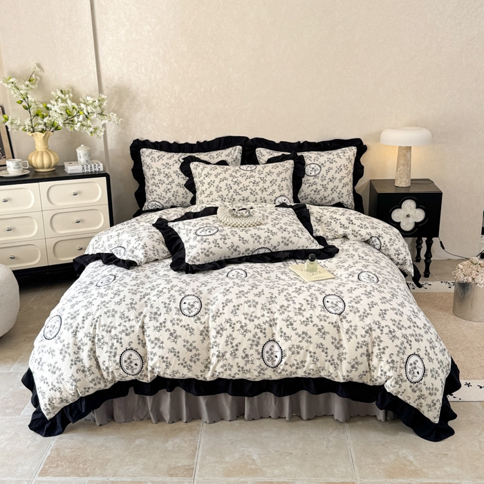 91家纺网 家纺一手货源 找家纺 上尚居 2025新款法式花边赫本风印花云朵棉四件套 澜音花香