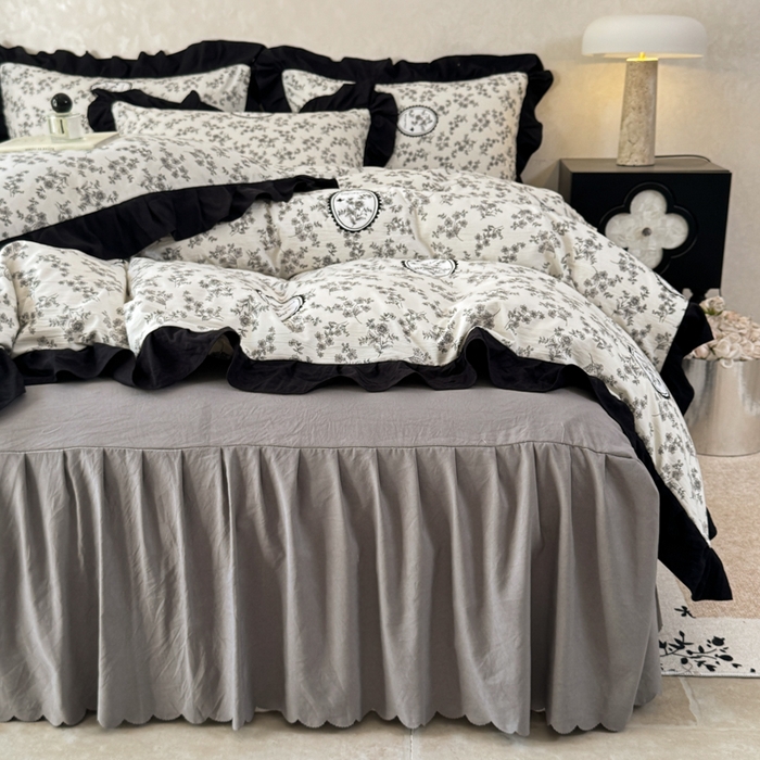 91家纺网 家纺一手货源 找家纺 上尚居 2025新款法式花边赫本风印花云朵棉四件套 澜音花香