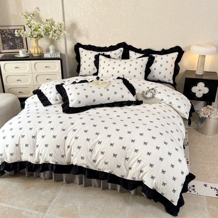 91家纺网 家纺一手货源 找家纺 上尚居 2025新款法式花边赫本风印花云朵棉四件套 黑色蝴蝶结