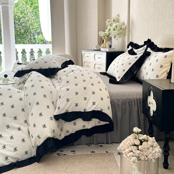 91家纺网 家纺一手货源 找家纺 上尚居 2025新款法式花边赫本风印花云朵棉四件套 黑色蝴蝶结