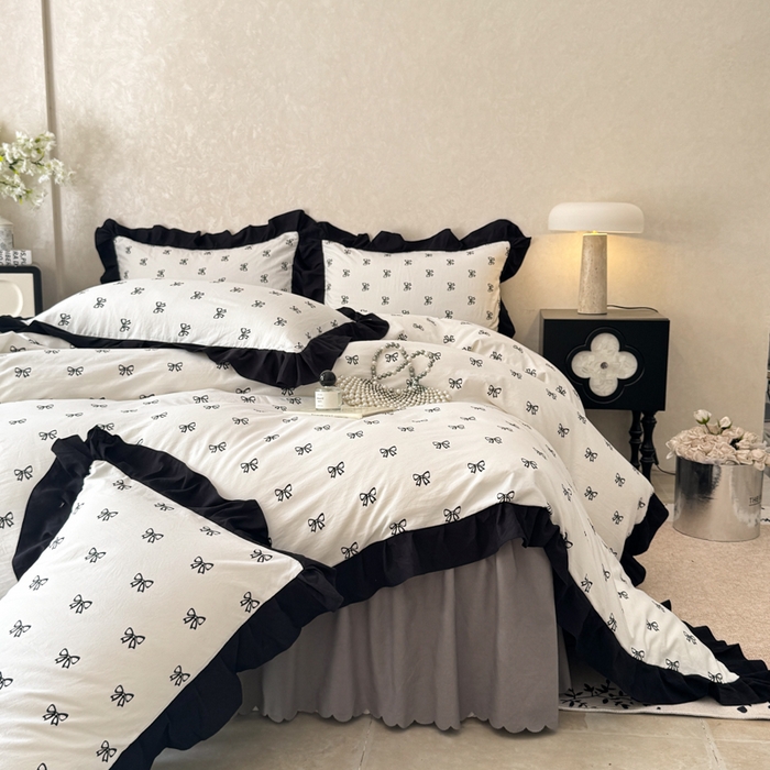 91家纺网 家纺一手货源 找家纺 上尚居 2025新款法式花边赫本风印花云朵棉四件套 黑色蝴蝶结