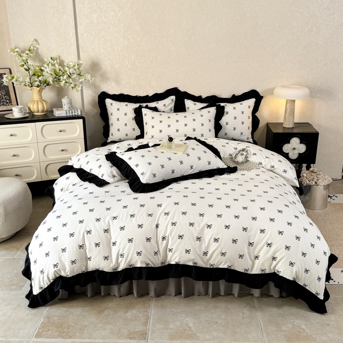 91家纺网 家纺一手货源 找家纺 上尚居 2025新款法式花边赫本风印花云朵棉四件套 黑色蝴蝶结