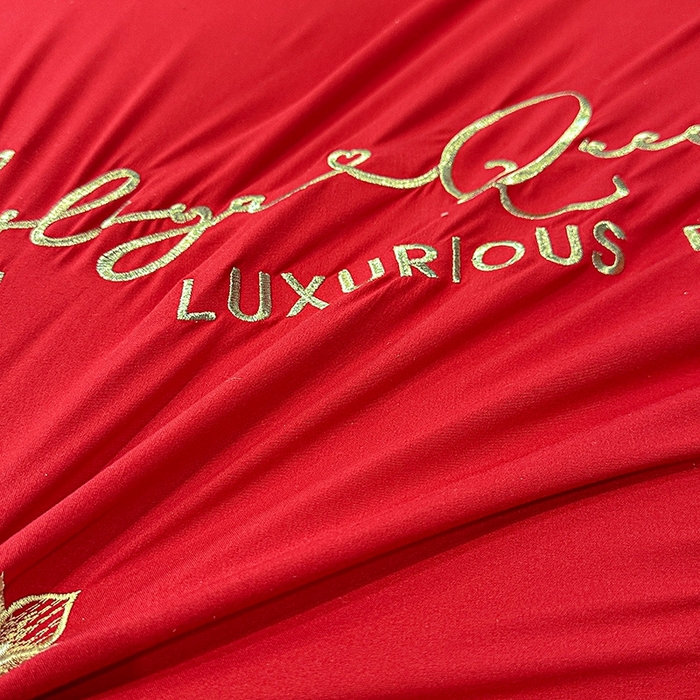 91家纺网 家纺一手货源 找家纺 大麦乐田 2025新款磨毛婚庆大红刺绣床裙款四件套 绮梦 大红