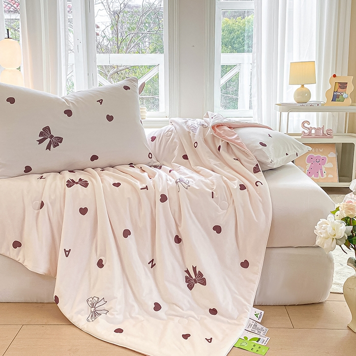 91家纺网 家纺一手货源 找家纺 欧雅搁家纺 2025年新款冷暖双感被大豆纤维填充针织棉夏被空调被夏凉被 爱心蝴蝶结