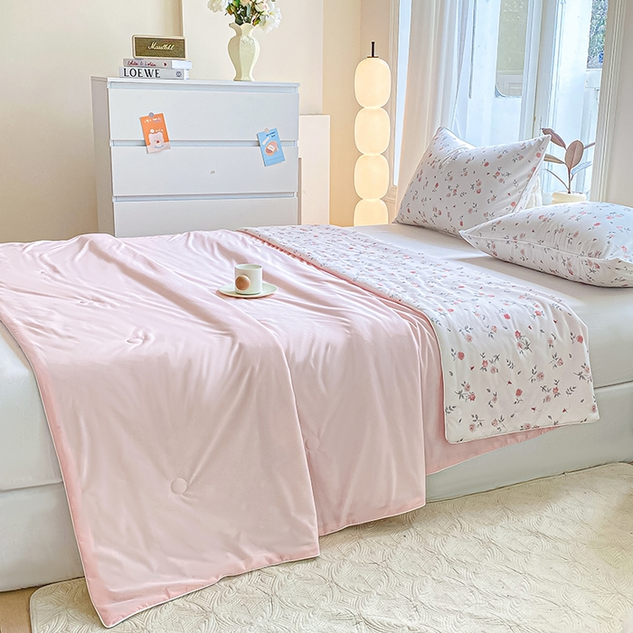 91家纺网 家纺一手货源 找家纺 欧雅搁家纺 2025年新款冷暖双感被大豆纤维填充针织棉夏被空调被夏凉被 繁花寄语