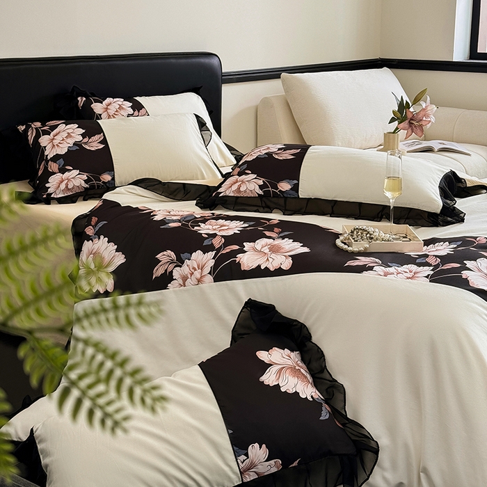 91家纺网 家纺一手货源 找家纺 宅家居 2025新款轻法式复古风拼接印花纯棉长绒棉韩式黑色花边40支全棉四件套-赫琳娜 赫琳娜-奶昔白