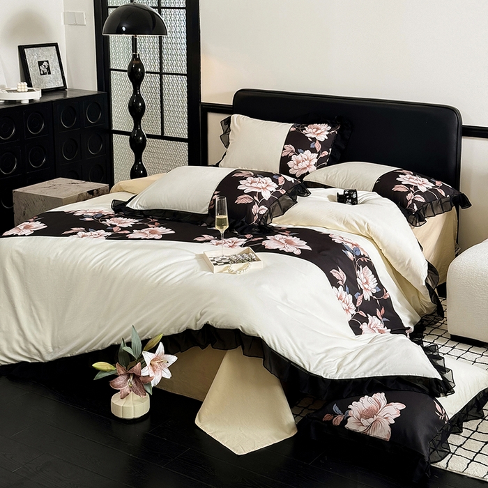 91家纺网 家纺一手货源 找家纺 宅家居 2025新款轻法式复古风拼接印花纯棉长绒棉韩式黑色花边40支全棉四件套-赫琳娜 赫琳娜-奶昔白