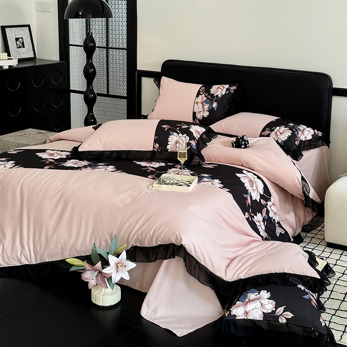 91家纺网 家纺一手货源 找家纺 宅家居 2025新款轻法式复古风拼接印花纯棉长绒棉韩式黑色花边40支全棉四件套-赫琳娜 赫琳娜-豆沙粉