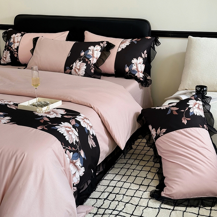 91家纺网 家纺一手货源 找家纺 宅家居 2025新款轻法式复古风拼接印花纯棉长绒棉韩式黑色花边40支全棉四件套-赫琳娜 赫琳娜-豆沙粉