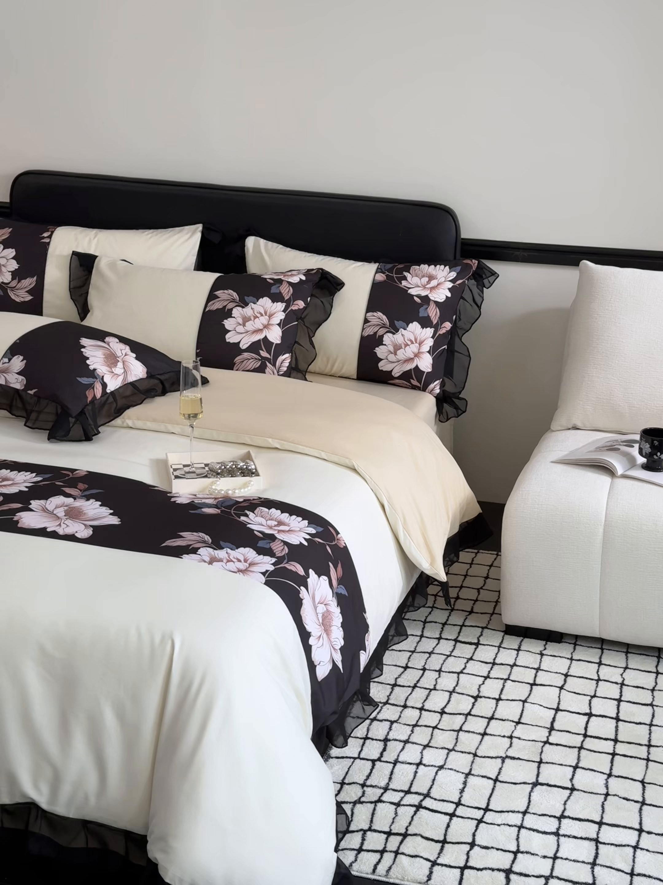 91家纺网 家纺一手货源 找家纺 宅家居 2025新款轻法式复古风拼接印花纯棉长绒棉韩式黑色花边40支全棉四件套-赫琳娜 赫琳娜-奶昔白