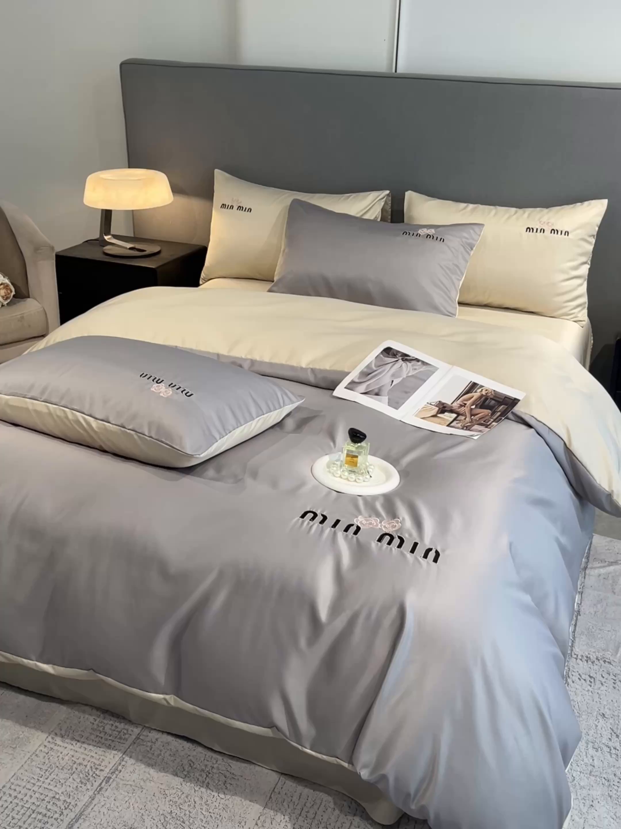 91家纺网 家纺一手货源 找家纺 大麦乐田 2025春夏新款珍珠棉达芙刺绣四件套 达芙  绅士灰+奶茶