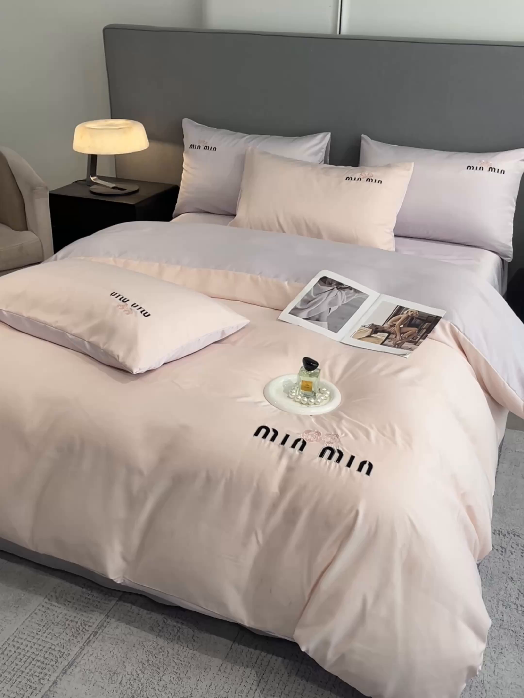 91家纺网 家纺一手货源 找家纺 大麦乐田 2025春夏新款珍珠棉达芙刺绣四件套 达芙  浪漫粉+浪漫紫